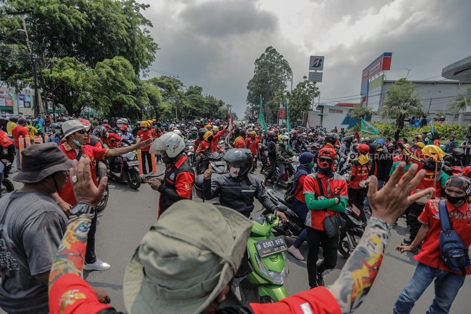 Polisi Mulai Imbau Protokol Kesehatan ke Buruh yang Padati Jalan Daan Mogot