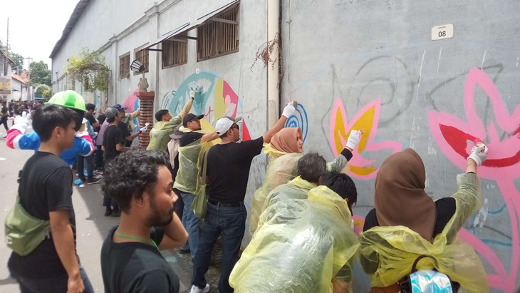 Para wisatawan mancanegara melakukan mural membatik sepanjang 225 meter di Kampung Batik Laweyan Solo