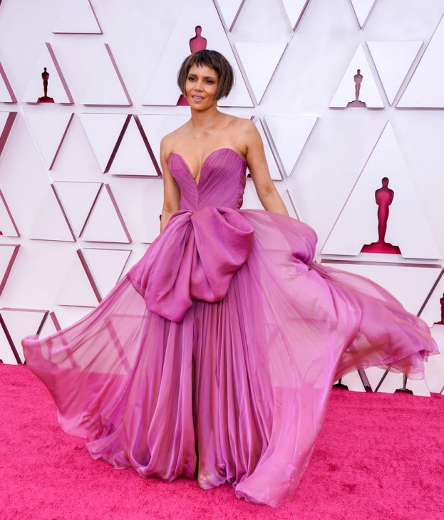 Halle Berry pada Penghargaan Academy Awards ke-93. (Foto Bustle)