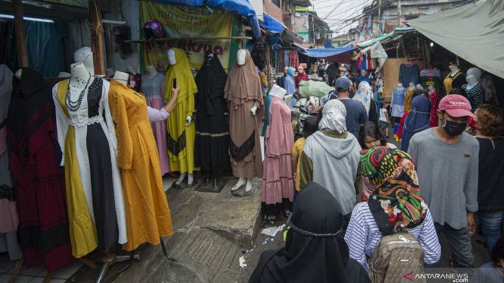 Pengunjung Pasar Tanah Abang Membludak, Satpol PP Ditambah