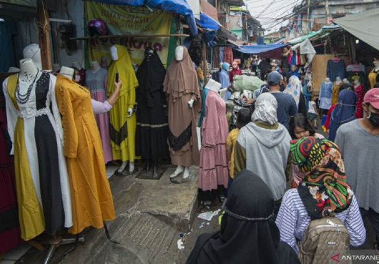 Pengunjung Pasar Tanah Abang Membludak, Satpol PP Ditambah