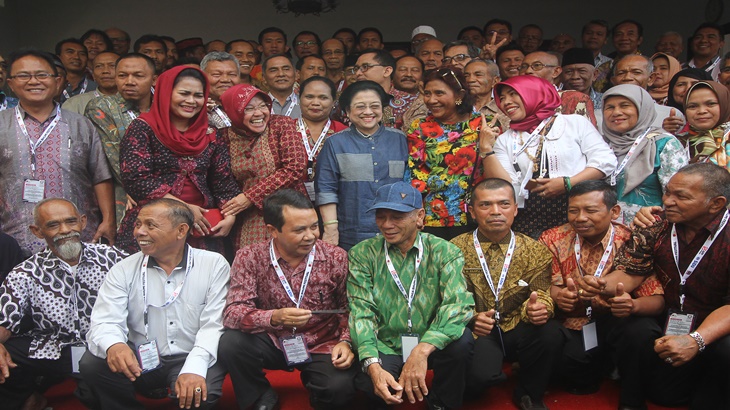 Ketua Umum Yayasan Kebun Raya Indonesia Megawati bersama Risma