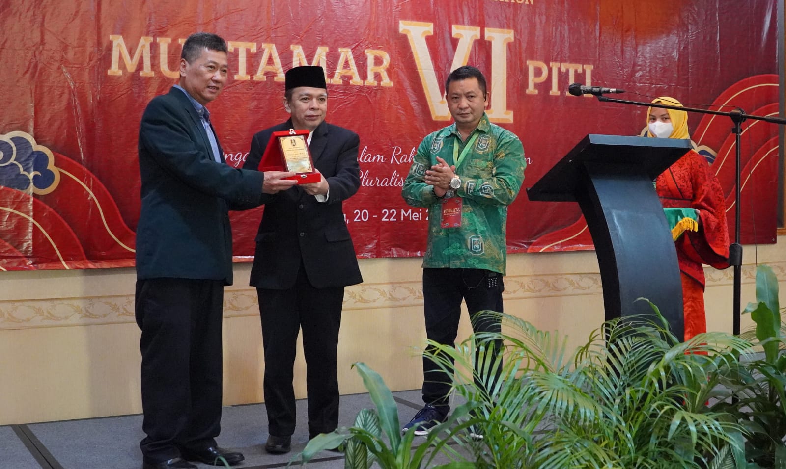 Plt Ketua Umum PITI Denny Sanusi memberi plakat kepada Sesjen Bimas Islam M Fuad Nasar. (Foto: Ferry Tri Adi Sasono)