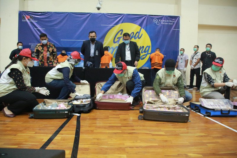 ICW Dorong KPK Jerat Pejabat Lain yang Terlibat Korupsi Bansos