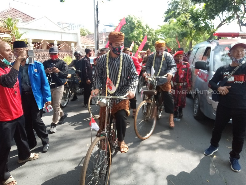 Daftar Naik Sepeda, Teguh Oleng dan Tabrak Gibran