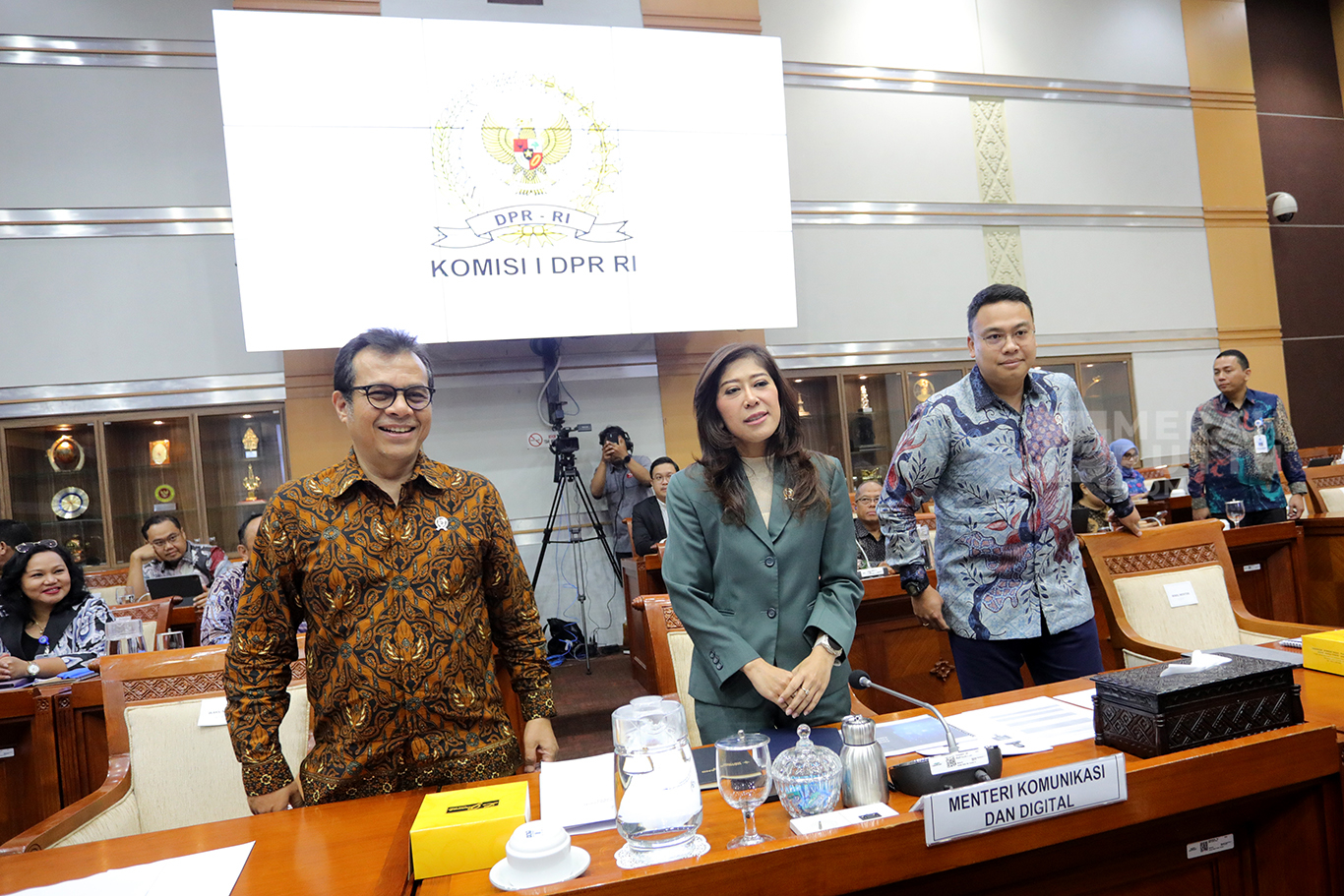 Menteri Komunikasi dan Digital (Menkomdigi) Meutya Hafid (tengah) bersama Wamenkomdigi Nezar Patria (kiri) dan Angga Raka Prabowo (kanan) saat mengikuti rapat kerja dengan Komisi I DPR di Kompleks Parlemen, Senayan, Selasa (5/11/2024). Rapat tersebut membahas rencana program 100 hari kerja dan kesiapan Pilkada Serentak 2024 Kementerian Komunikasi dan Digital (Kemenkomdigi).