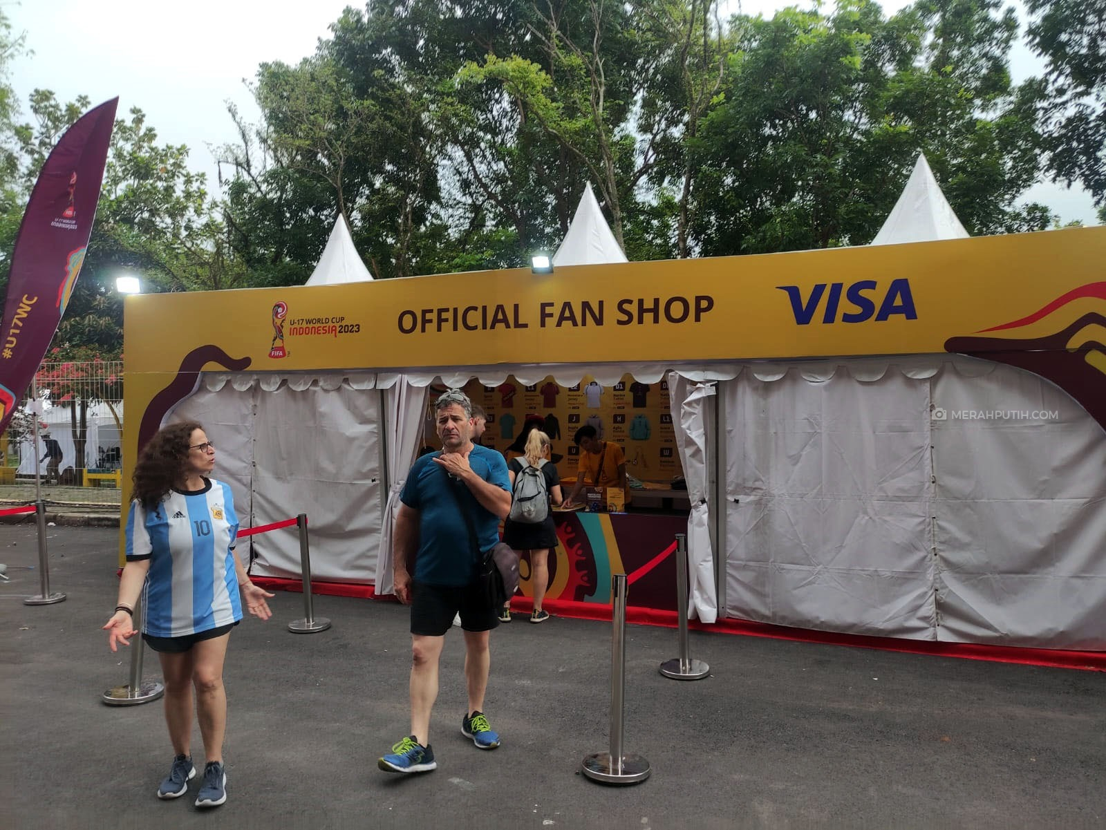 Souvenir dan Merchandise Piala Dunia U-17 Diincar Suporter Asing