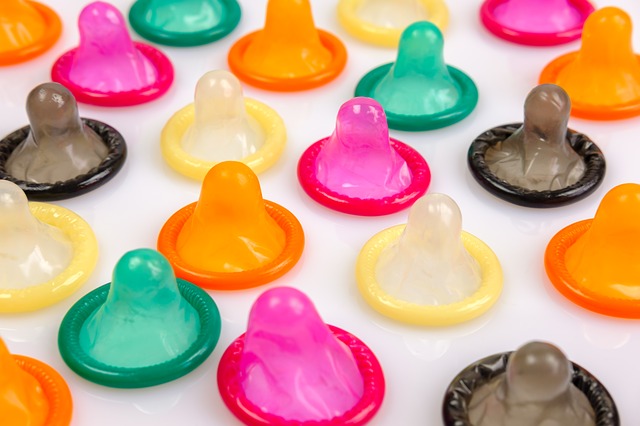 Simpan kondom pria di tempat yang sejuk dan kering. (Foto pixabay/Bru-nO)