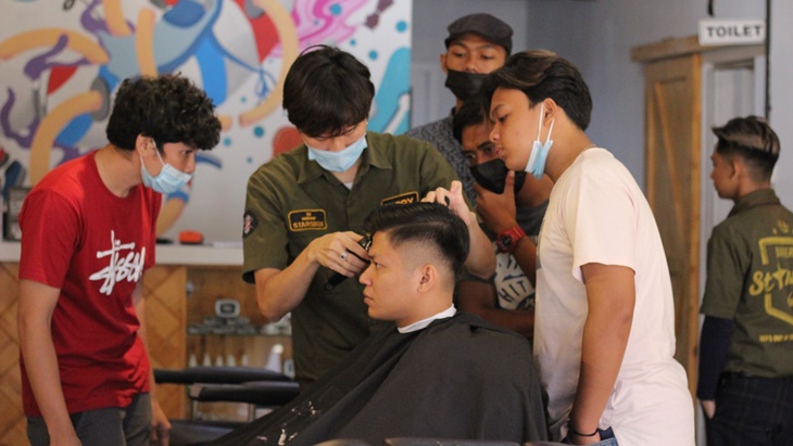 Jadi Barbers dan Barista Profesional di Starsbox Training Center