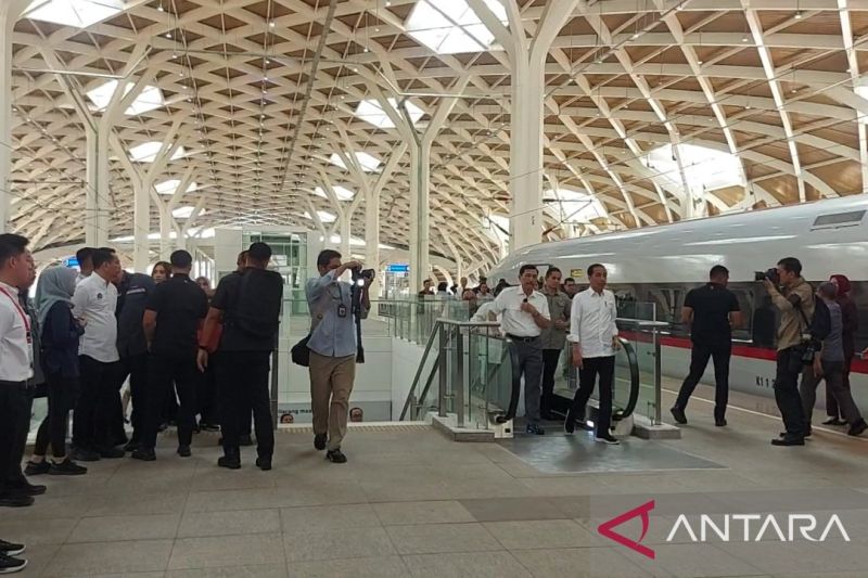 Jokowi Uji Coba Operasional Kereta Api Cepat