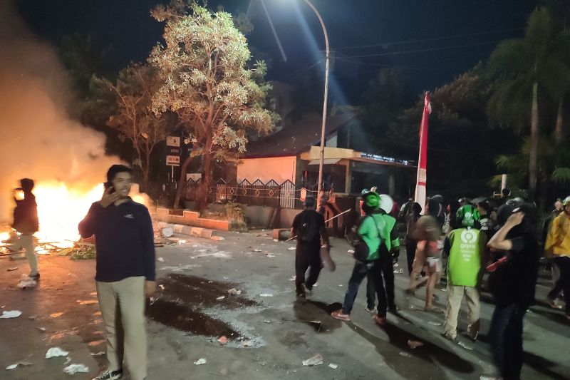 Massa di Makassar Rusak Kantor DPRD, Tidak Ada Aparat Membubarkan