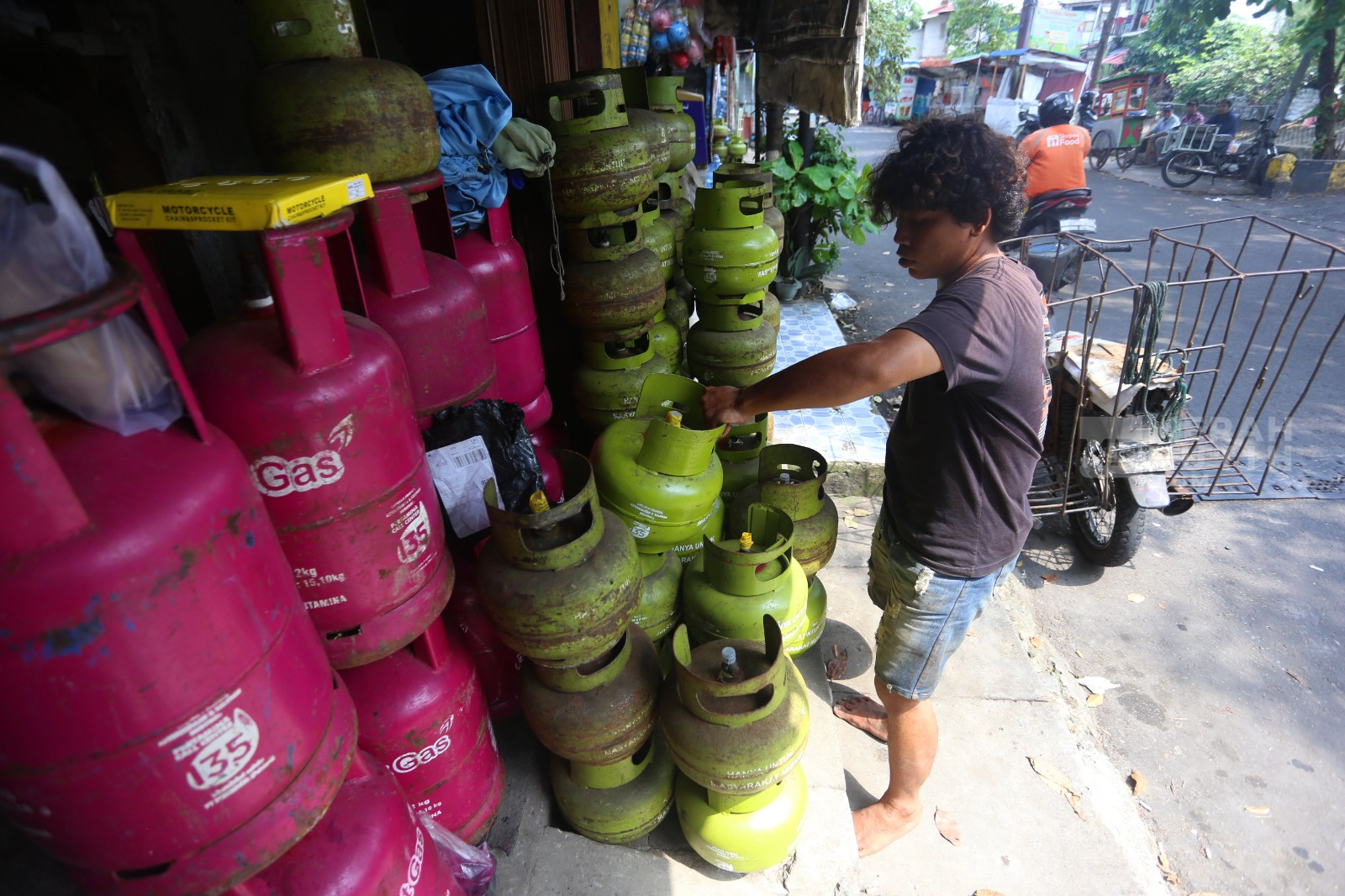 Pedagang melakukan bongkar muat tabung gas LPG 3 Kg bersubsidi di Kawasan palmerah, Jakarta Barat,  Jum'at (15/5/2026).