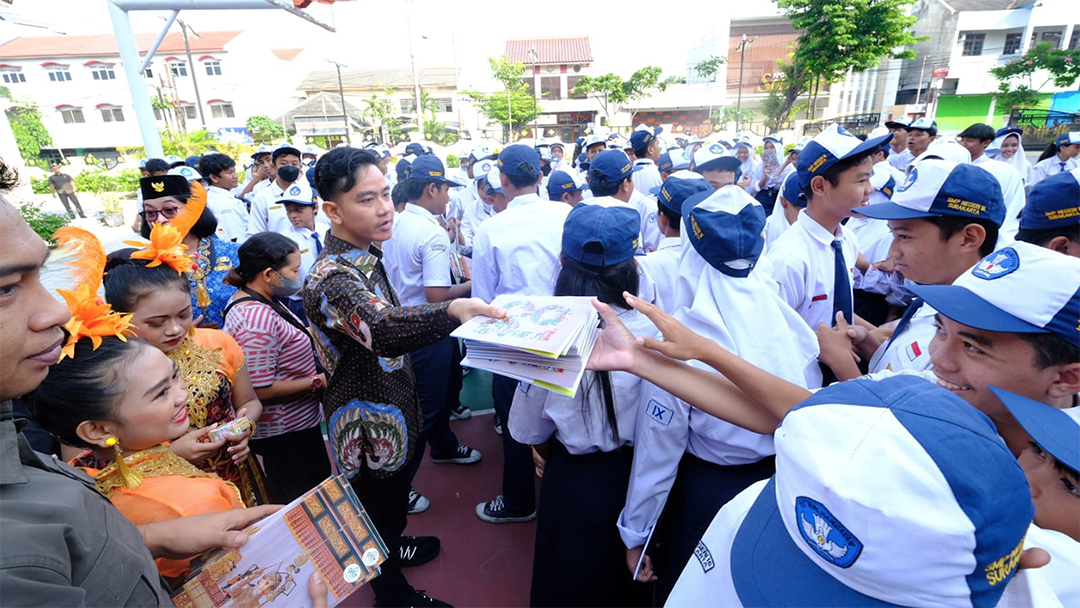 Gibran Bagikan Buku Bergambar Jan Ethes, DPRD Solo Pertanyakan Sumber Dananya