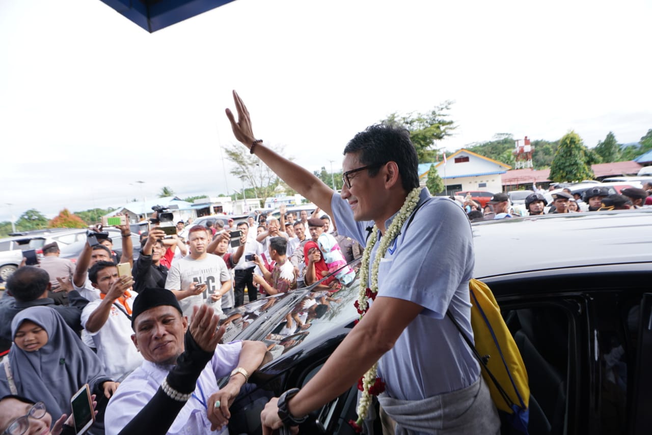 Sandiaga Tiba di Bandara Sibolga, Emak-Emak dan Tukang Kacang Rebus Heboh