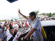 Sandiaga Tiba di Bandara Sibolga, Emak-Emak dan Tukang Kacang Rebus Heboh