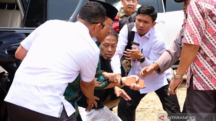 Menko Polhukam Wiranto (kedua kiri) diserang orang tak dikenal dalam kunjungannya di Pandeglang, Banten, Kamis (10/10/2019). ANTARA/HO-Polres Pandeglang