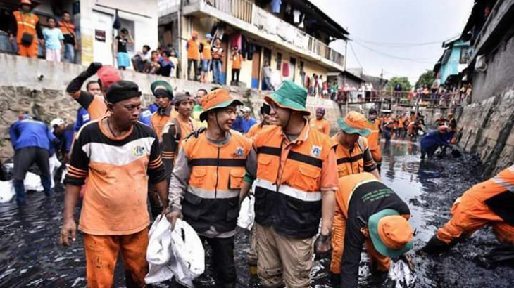 Gubernur Anies Ikut Bersihkan Sampah di Kali Tegal Amba 