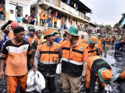 Gubernur Anies Ikut Bersihkan Sampah di Kali Tegal Amba 