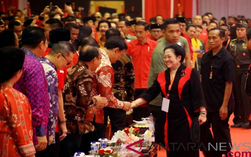 Megawati menyalami para tamu dan peserta Kongres V PDIP