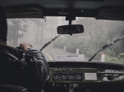 Tips Mudah Atasi Kaca Mobil Berembun saat Hujan