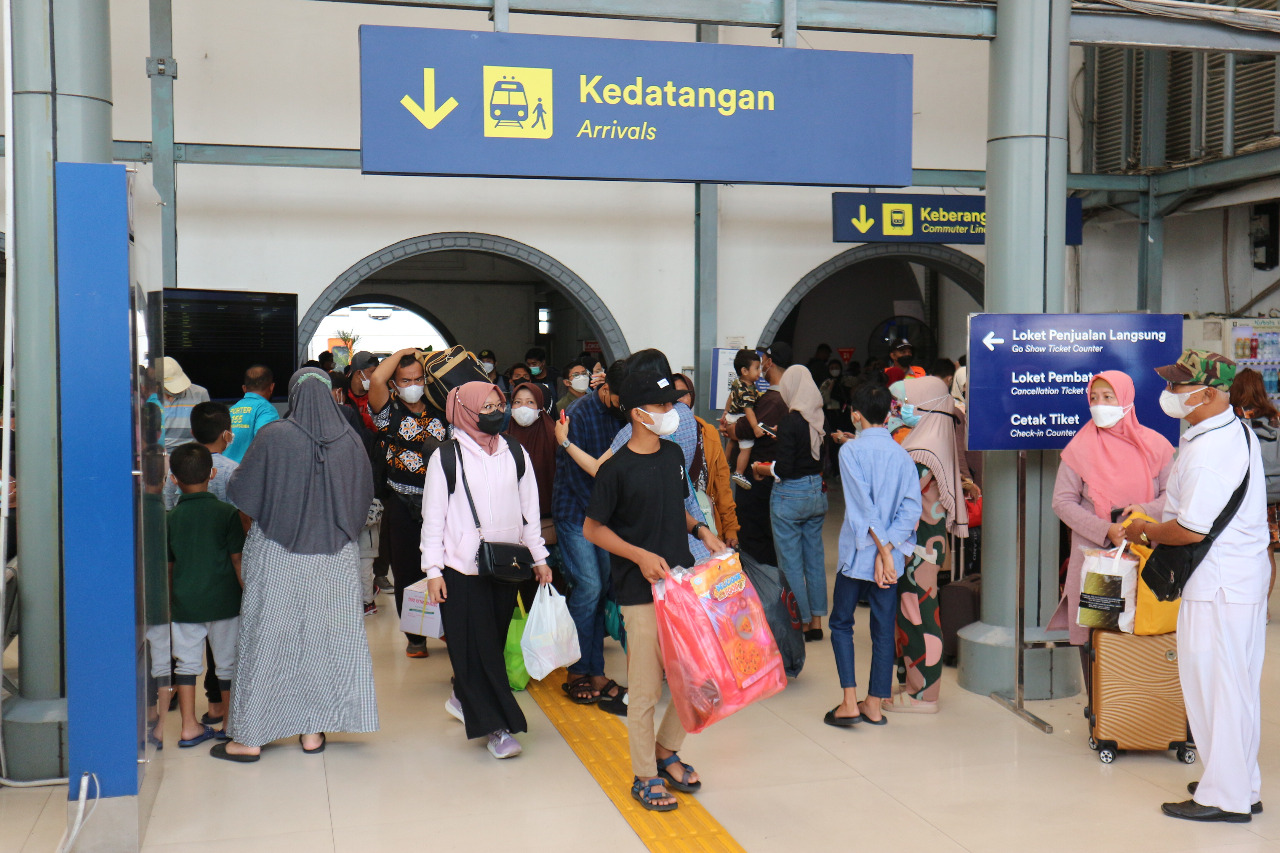 Stasiun KAI Daop 1 Jakarta Mulai Sibuk Terima Kedatangan Pemudik. (Foto: MP/Asropih)