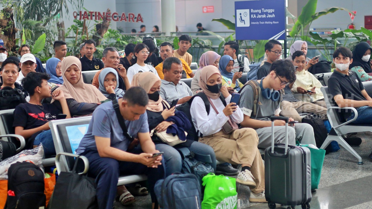 Demo di Kedubes Amerika, 11 Keberangkatan Kereta Api ini Berhenti di Stasiun Jatinegara
