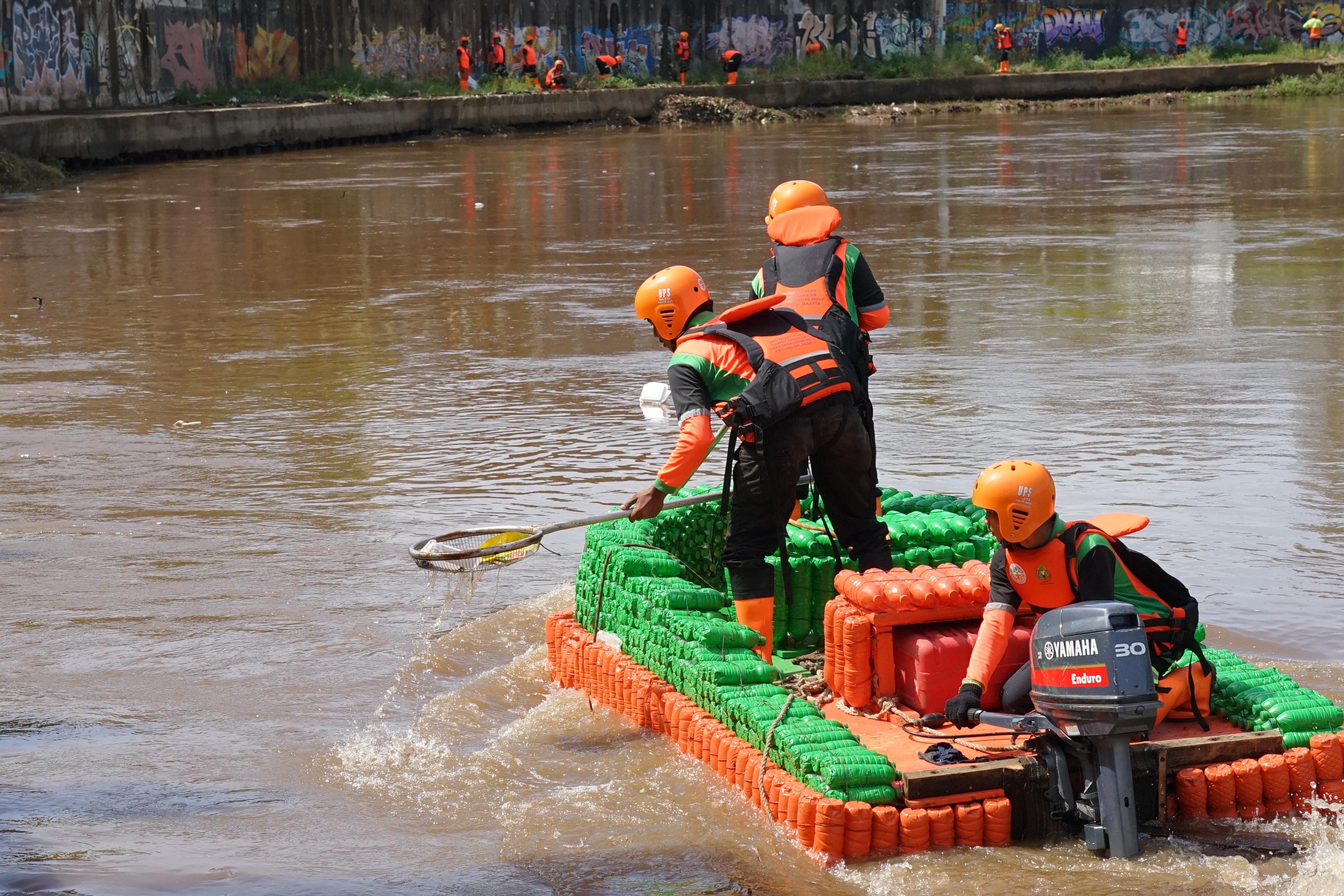Pemprov DKI Bentuk Satgas Pengangkut Sampah Kali Ciliwung