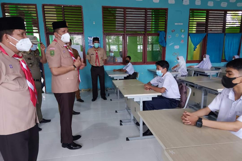 Bupati Kepulauan Meranti Muhammad didampingi Kadisdikbud Meranti Agusyanto dan Kadiskes Meranti dr Misri Hasanto meninjau hari pertama proses belajar tatap muka di SMP Negeri 1, Jalan Teuku Umar, Selatpanjang. (ANTARA/Rahmat Santoso/21)