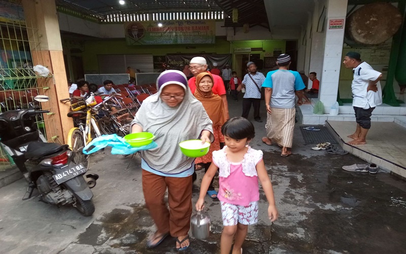 Warga Solo mendapat bubur samin dari Masjid Darussalam