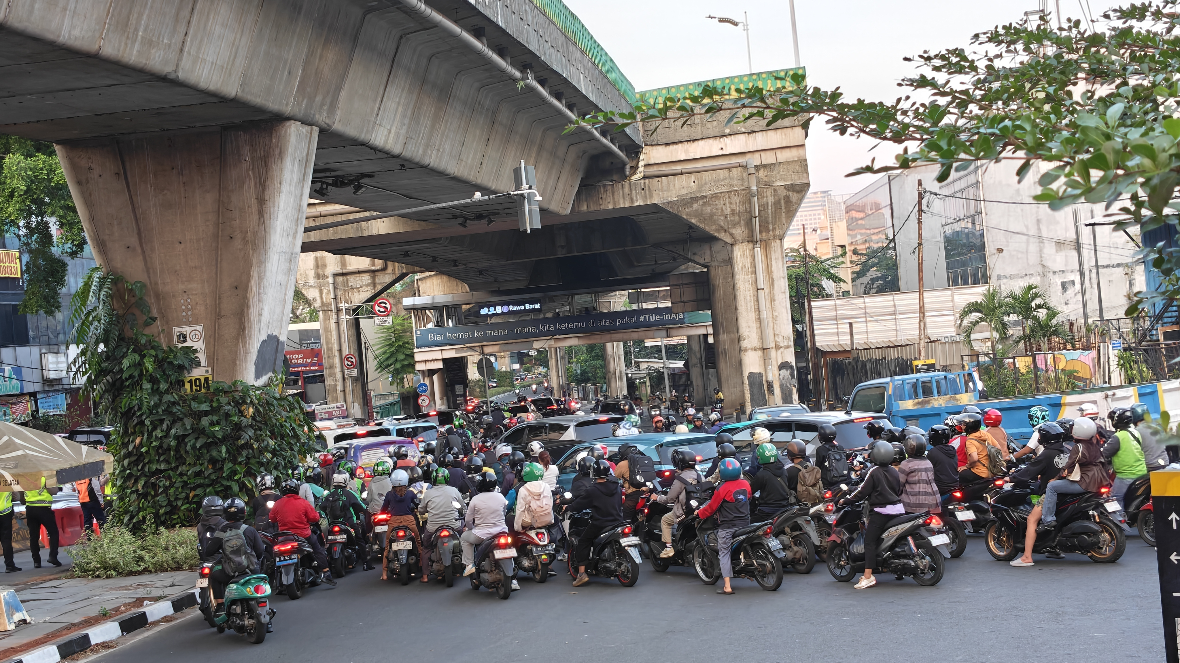 JPO Tertabrak Ekskavator di Jalan Kapten Tendean, Lampu Merah Jalan Wijaya 1 Macet Parah 