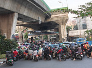 JPO Tertabrak Ekskavator di Jalan Kapten Tendean, Lampu Merah Jalan Wijaya 1 Macet Parah 