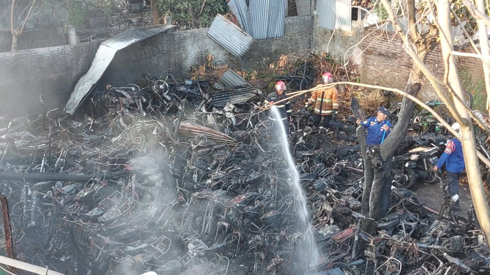 Ratusan Motor Barang Bukti Laka Lantas di Sukoharjo Terbakar