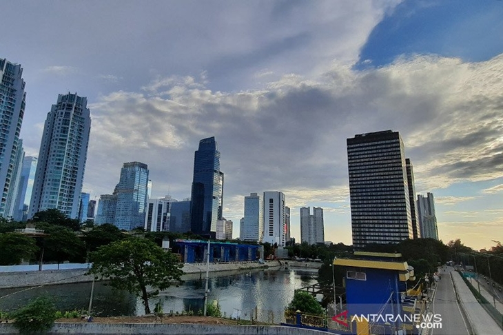 Awan mendung menggelayut di langit Ibu Kota Jakarta, Kamis (28/5/2020). ANTARA/Laily Rahmawaty/am.