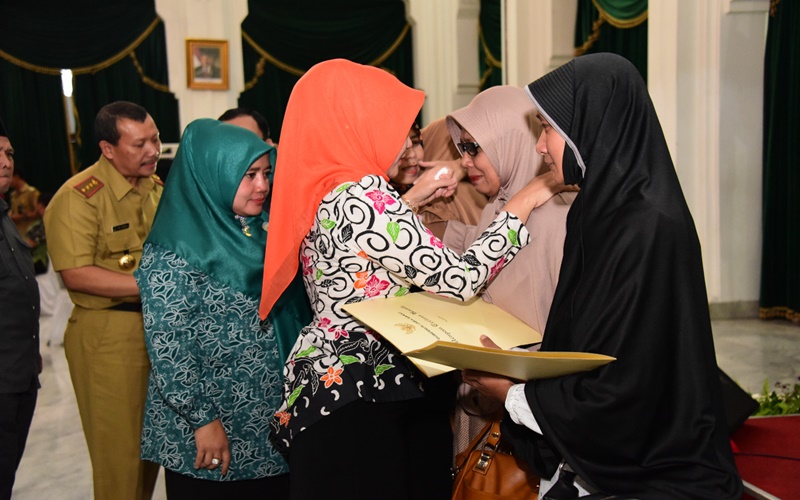 Istri Gubernur Emil menghibur keluarga petugas KPPS