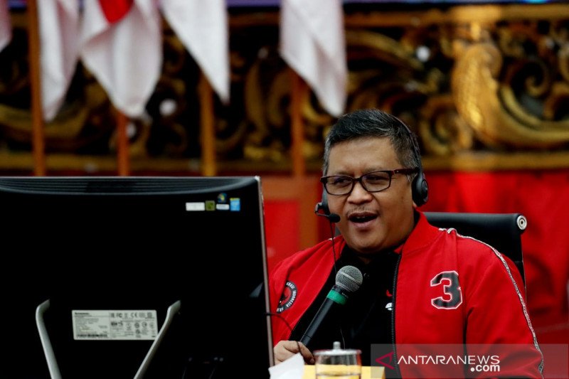 Sekjen DPP PDIP Hasto Kristiyanto saat membuka diskusi virtual di Kantor DPP PDIP, Jalan Diponegoro, Jakarta Pusat, Jumat (24-7-2020). ANTARA/HO-DPP PDIP