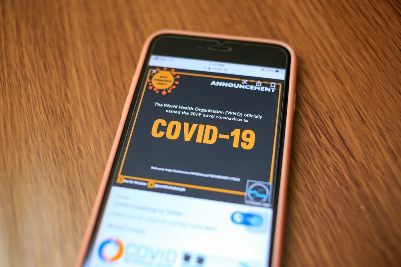 Laman WHO terkait COVID-19 pada sebuah ponsel (ANTARA/Shutterstock)