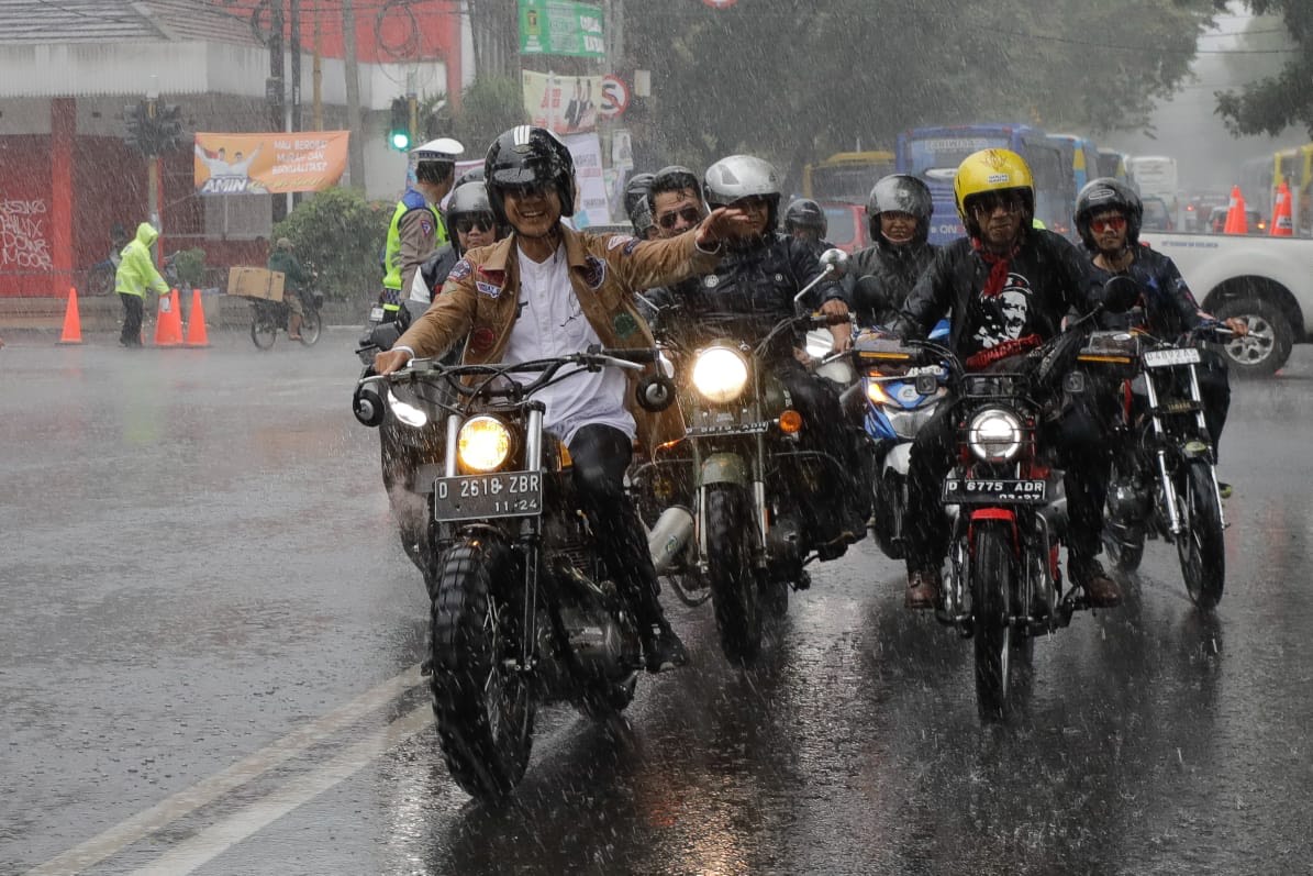Momen Ganjar Kendarai Motor Bobber di Tengah Hujan, Diikuti Ratusan Warga Bandung