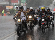 Momen Ganjar Kendarai Motor Bobber di Tengah Hujan, Diikuti Ratusan Warga Bandung