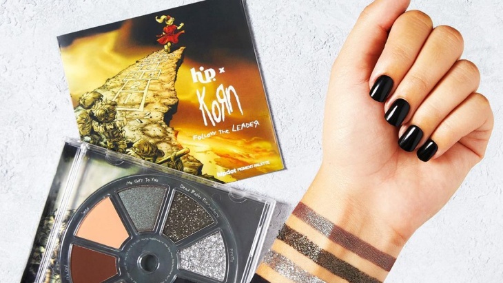 Rayakan 25 Tahun Album 'Follow The Leader', Korn Rilis Make-up Palette 