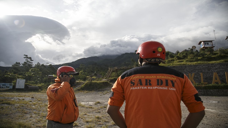 Petugas memantau aktivitas Gunung Merapi