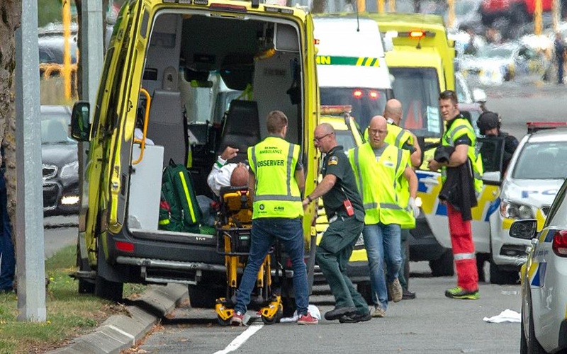 Petugas kepolisian mengevakuasi korban penempakan di Christchurch