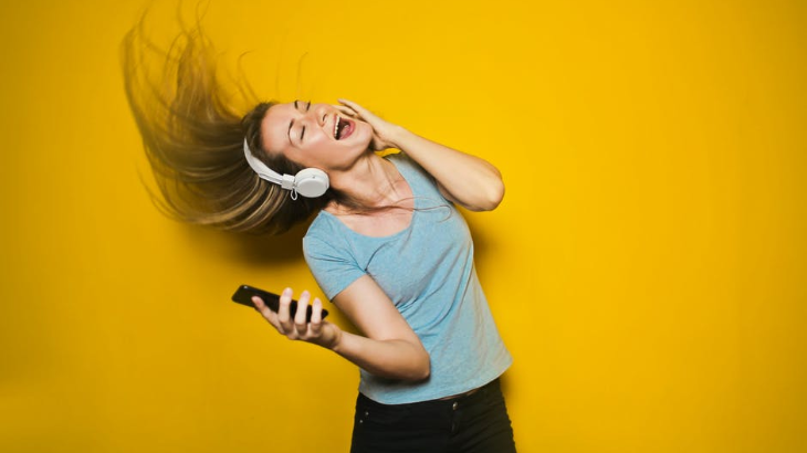 Ini Bedanya Cara Membersihkan Headphone dan Earphone