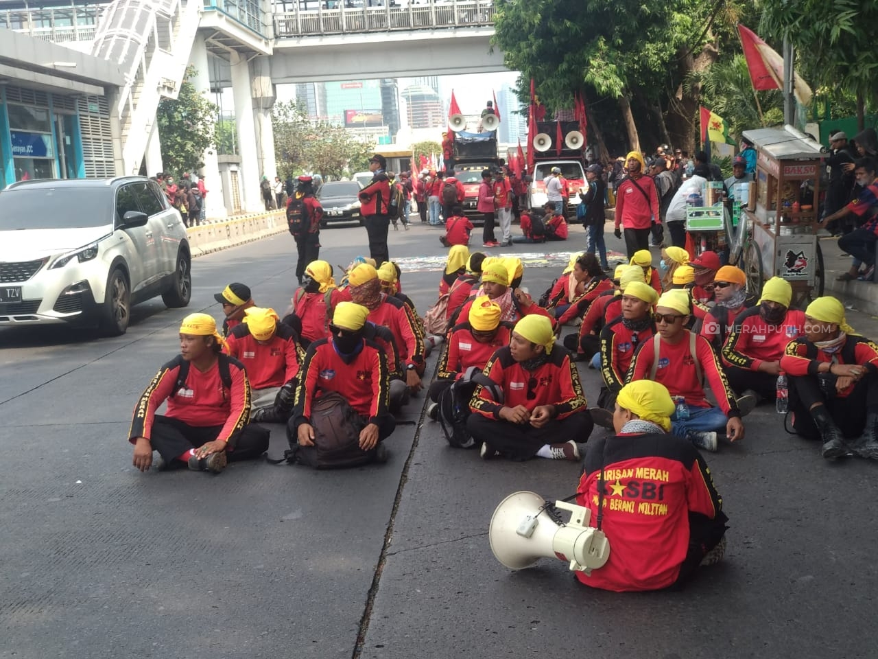 Gerakan Buruh Bersama Rakyat: Cabut Aturan Kontroversial!