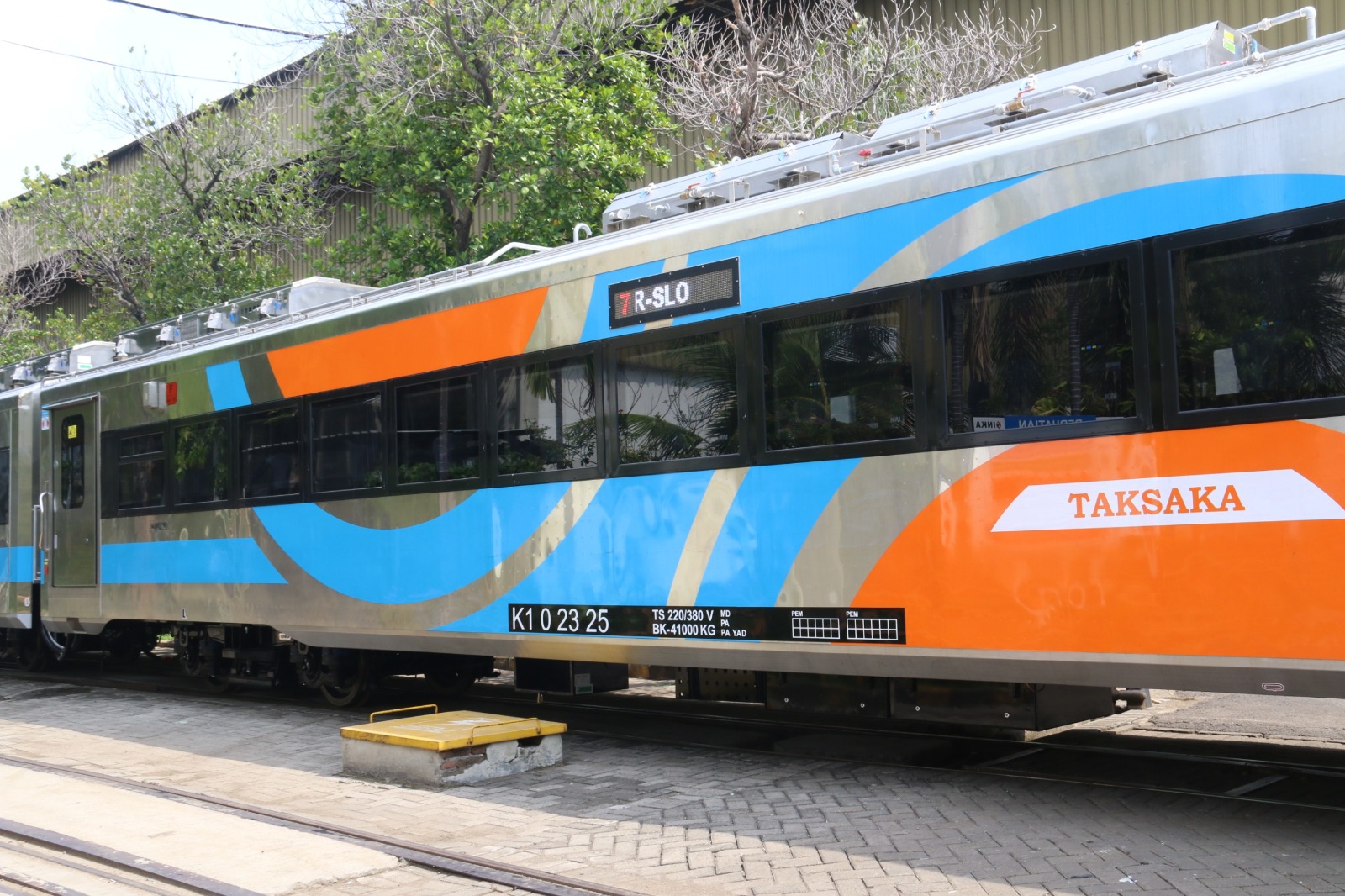 Jendela Kereta Eksekutif dan Luxury New Generation sudah ditingkatkan menjadi tempered double glass