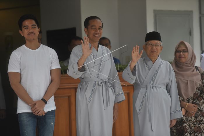 Bakal capres cawapres Pilpres 2019, Joko Widodo (kedua kiri) dan Ma'ruf Amin (kedua kanan) yang masing-masing didampingi anak mereka Kaesang Pangarep (kiri) dan Siti Haniatunnisa (kanan) melambaikan tangan usai pemeriksaan awal tes kesehatan di RSPAD, Jakarta, Minggu (12/8). ANTARA FOTO/Akbar Nugroho Gumay/foc/18.