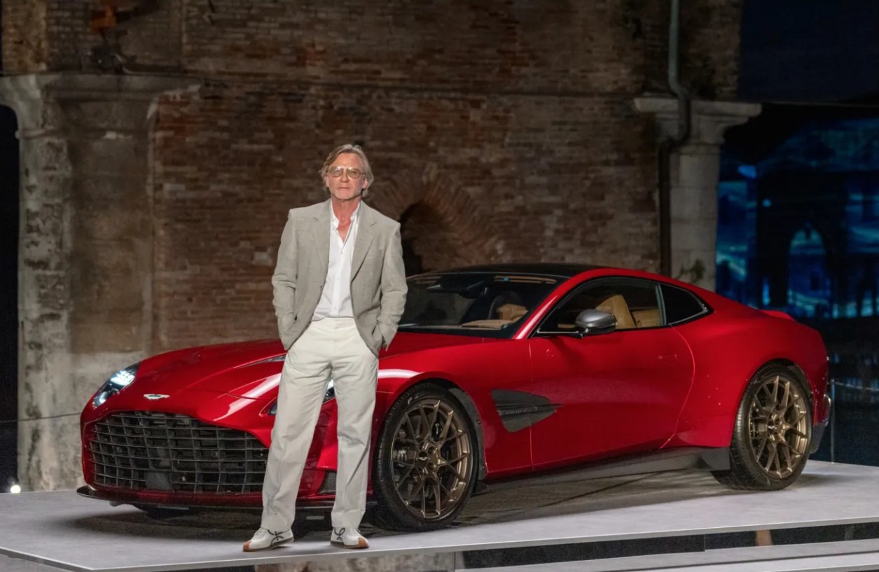 Aktor James Bond, Daniel Craig, yang sangat akrab dengan Aston Martin juga turut hadir. (Foto: Aston Martin)
