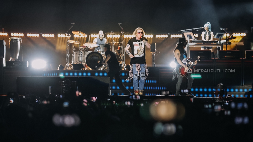 Ini Dia Sosok Penonton yang Dapatkan Mic Axl Rose di Konser Guns N' Roses Jakarta