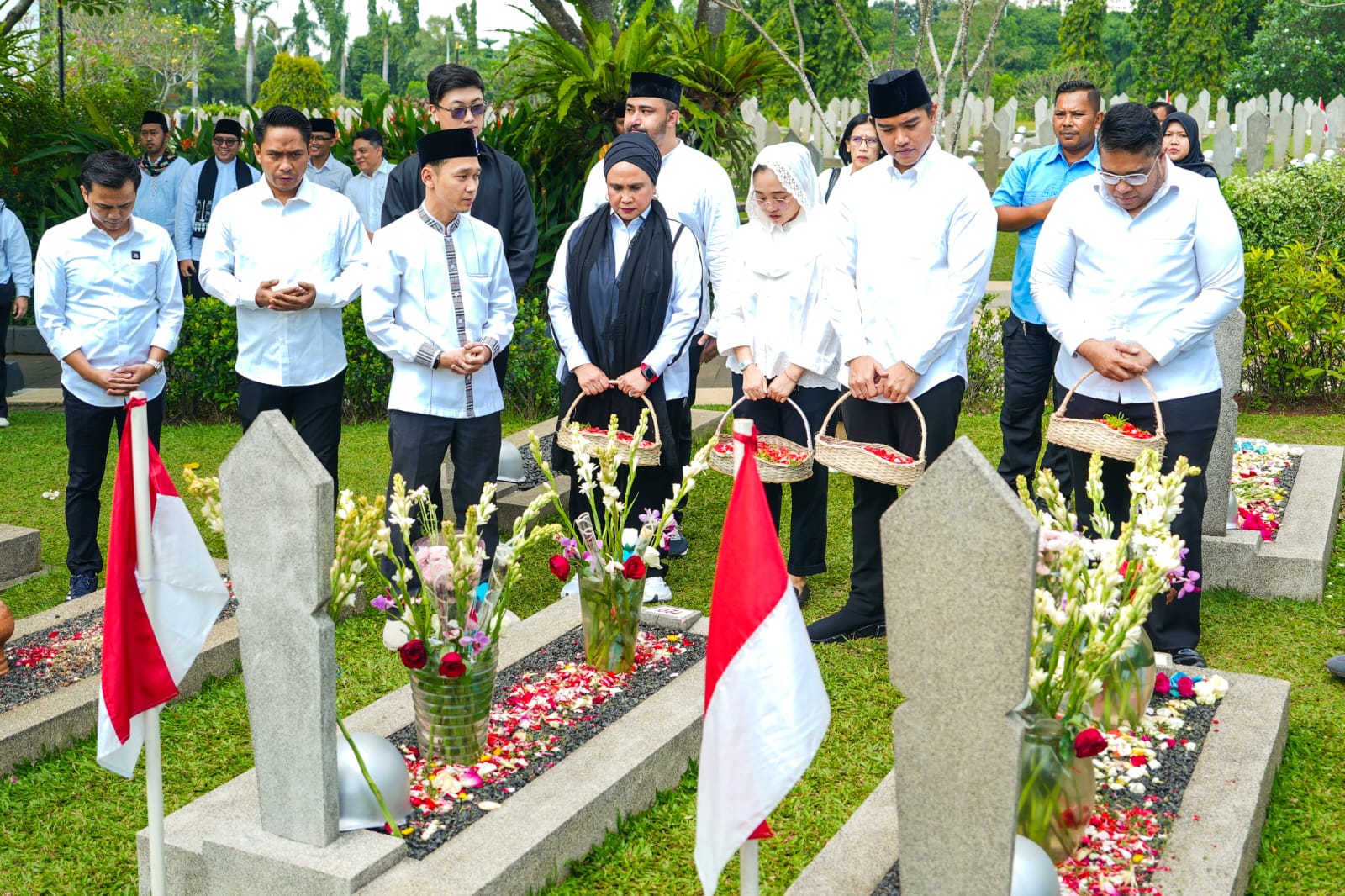 Kaesang Ziarah ke Makam  Presiden ke-3 BJ Habibie, PSI Ingin Anak Muda Berkiprah di Bidang Iptek