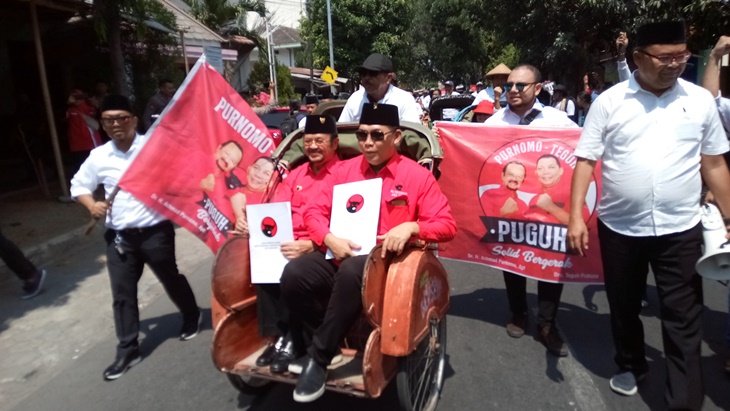 Pasangan Purnomo-Teguh saat pendaftaran paslon di KPUD Solo