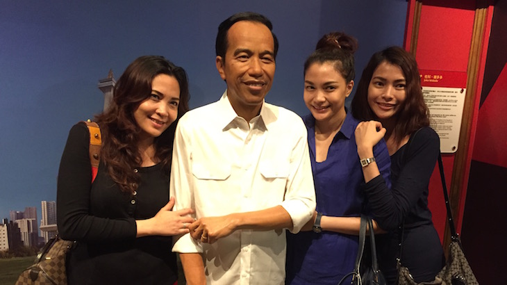 Penampilan Baru, Kemeja Putih Presiden Jokowi di Hong Kong Bakal Diganti Batik